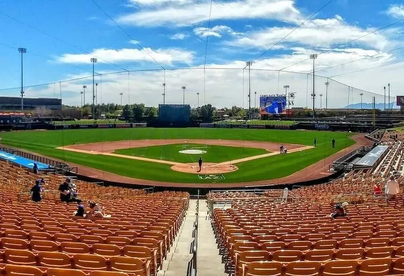 هتل Holiday Inn Glendale   Stadium & Ent Dist