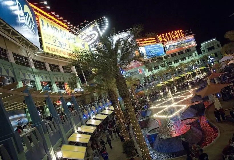 هتل Holiday Inn Glendale   Stadium & Ent Dist