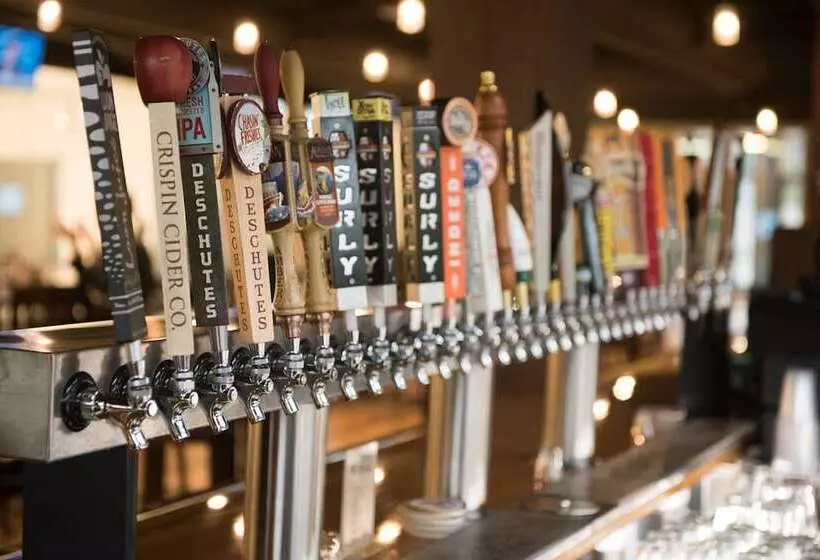 هتل Holiday Inn Glendale   Stadium & Ent Dist