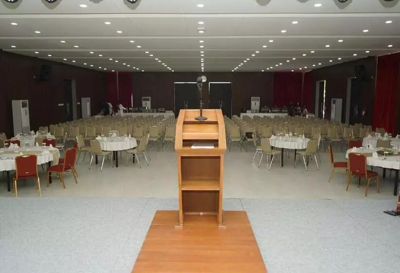 Kambaniru Beach Hotel And Resort