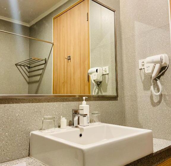 Kambaniru Beach Hotel And Resort