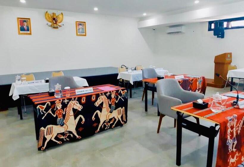 Kambaniru Beach Hotel And Resort