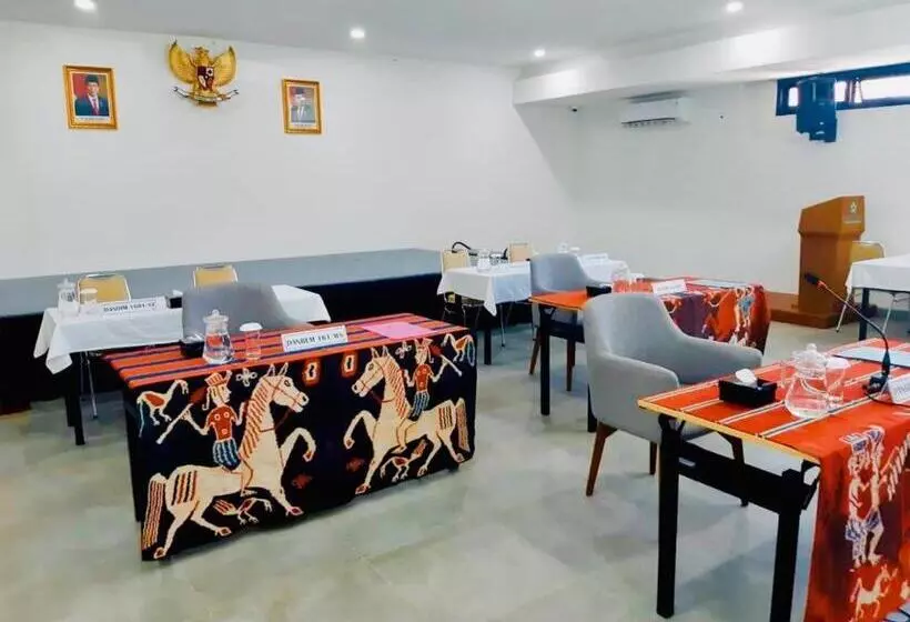 Kambaniru Beach Hotel And Resort