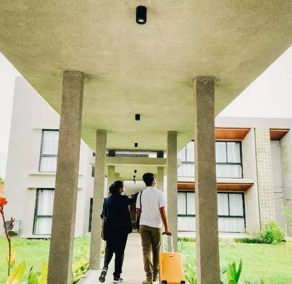 Kambaniru Beach Hotel And Resort