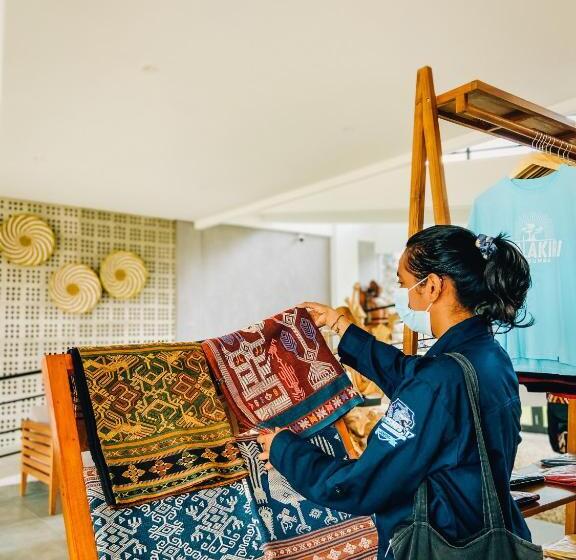 Kambaniru Beach Hotel And Resort