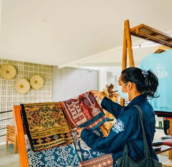 Kambaniru Beach Hotel And Resort