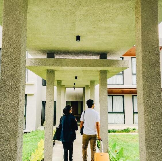 Kambaniru Beach Hotel And Resort