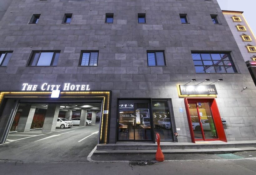 فندق The City