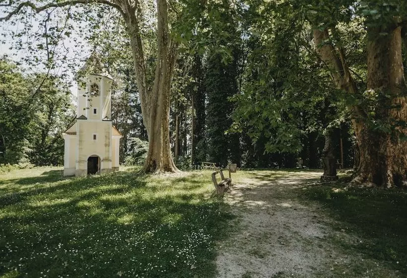 هتل Mokrice Castle Estate