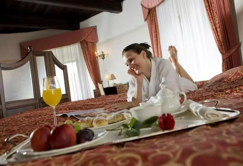 هتل Mokrice Castle Estate