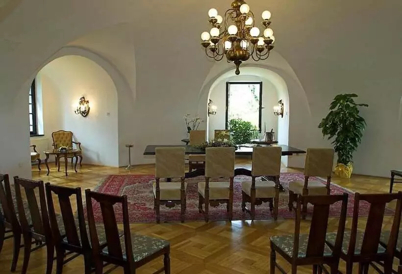 هتل Mokrice Castle Estate