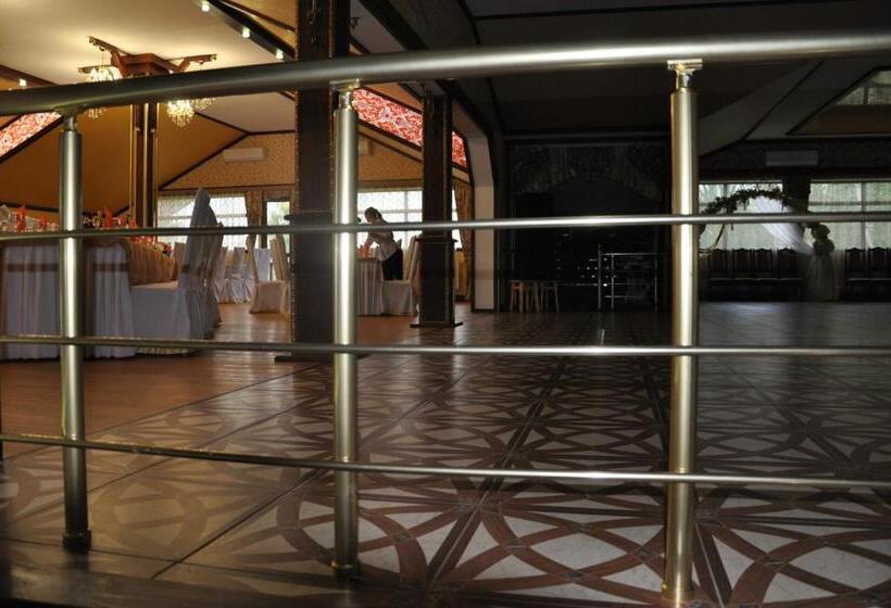 Отель сосновий двір