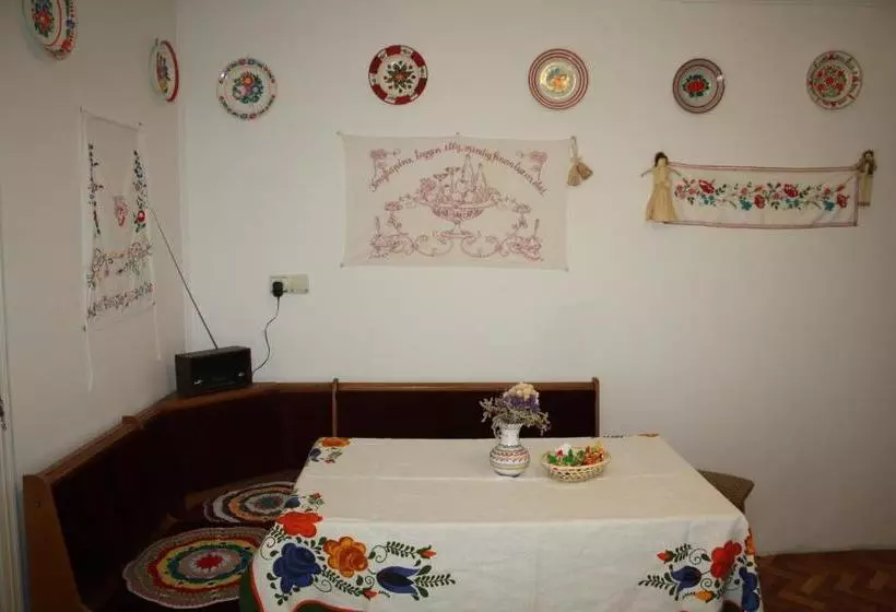 ペンション Apartment Petefi