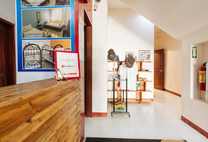 פנסיון Reddoorz Near Skylight Convention Center