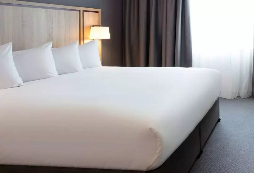 هتل Leonardo London Watford