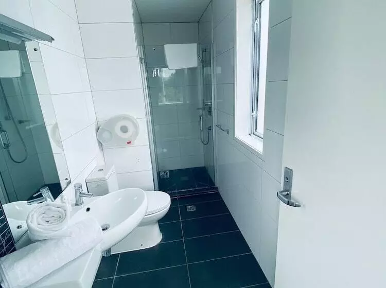 Cămin Based By The Lake