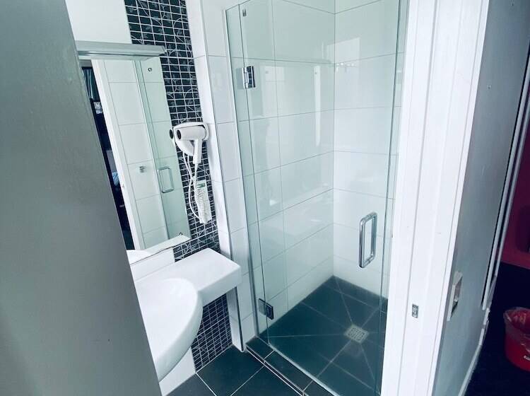 ユースホステル Based By The Lake