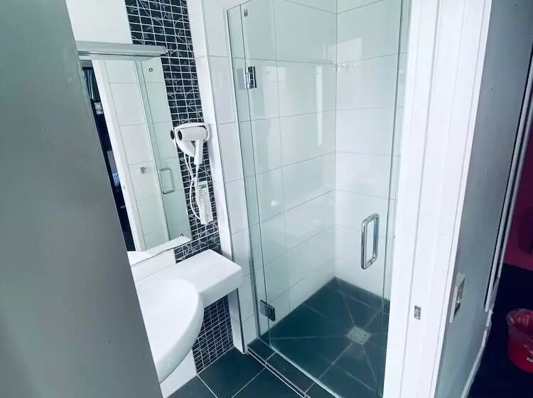 Cămin Based By The Lake