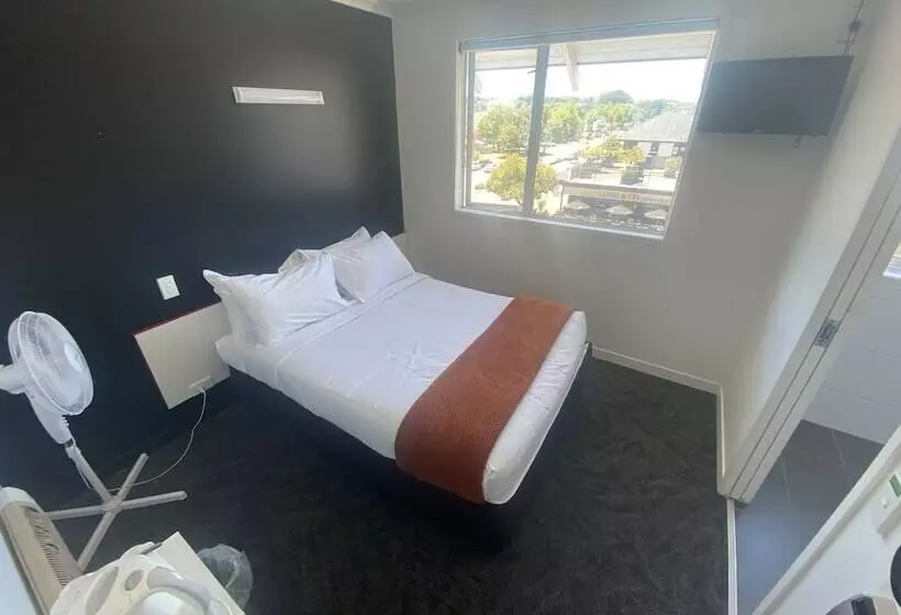 Cămin Based By The Lake