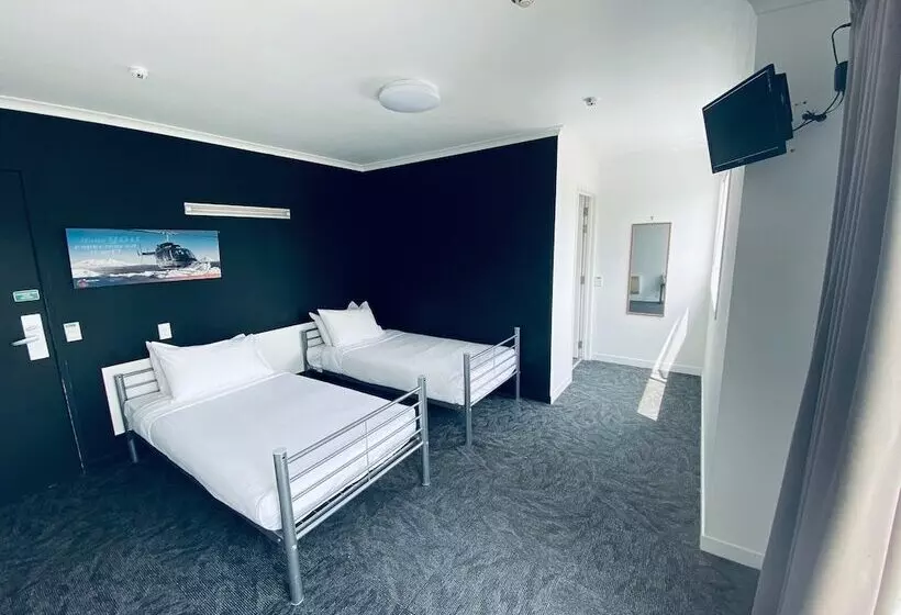 Cămin Based By The Lake