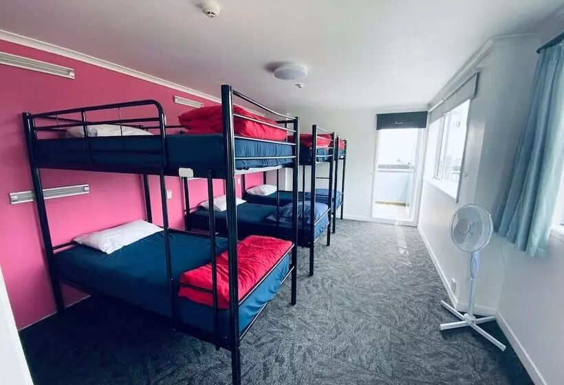 Cămin Based By The Lake