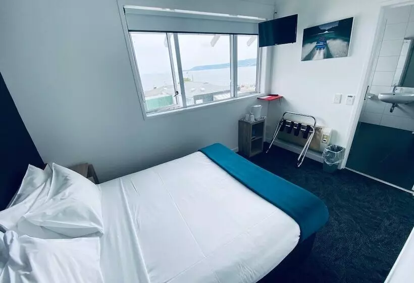 Cămin Based By The Lake