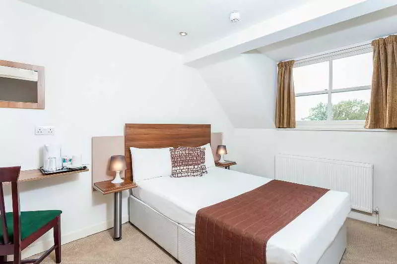 בית מלון כפרי Avni Kensington