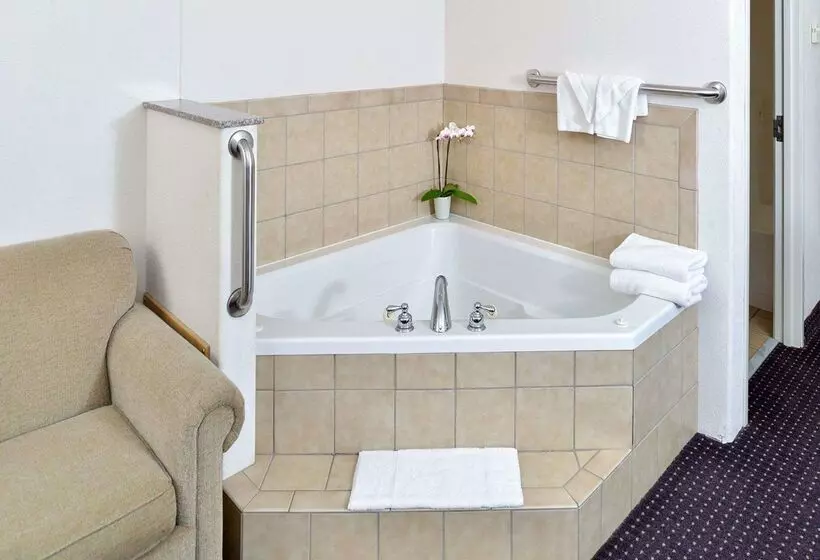 هتل Comfort Inn And Suites