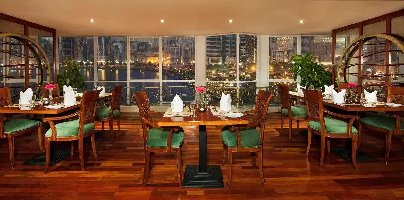 ホテル Golden Tulip Sharjah