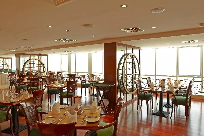 ホテル Golden Tulip Sharjah