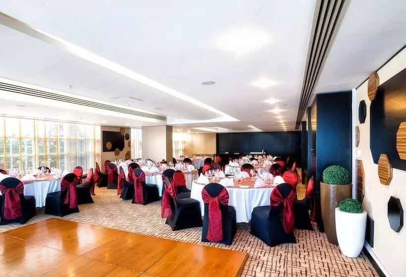 هتل Holiday Inn Dubai Al Barsha, An Ihg