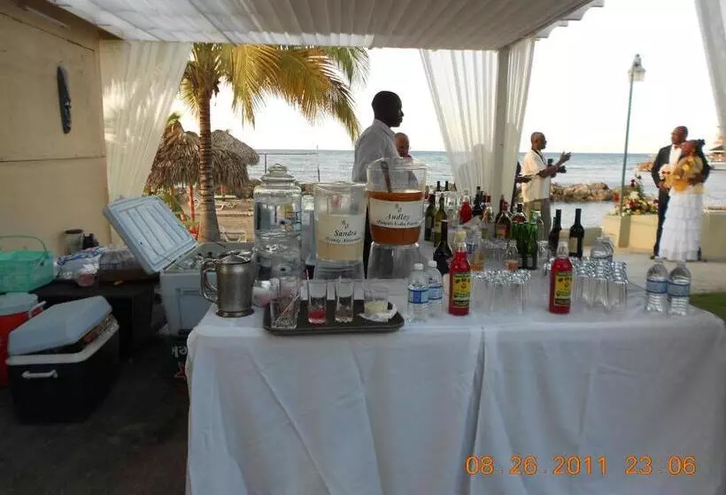 هتل Pipers Cove Resort
