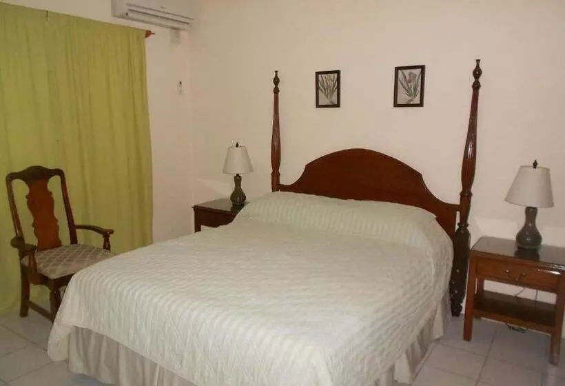هتل Pipers Cove Resort