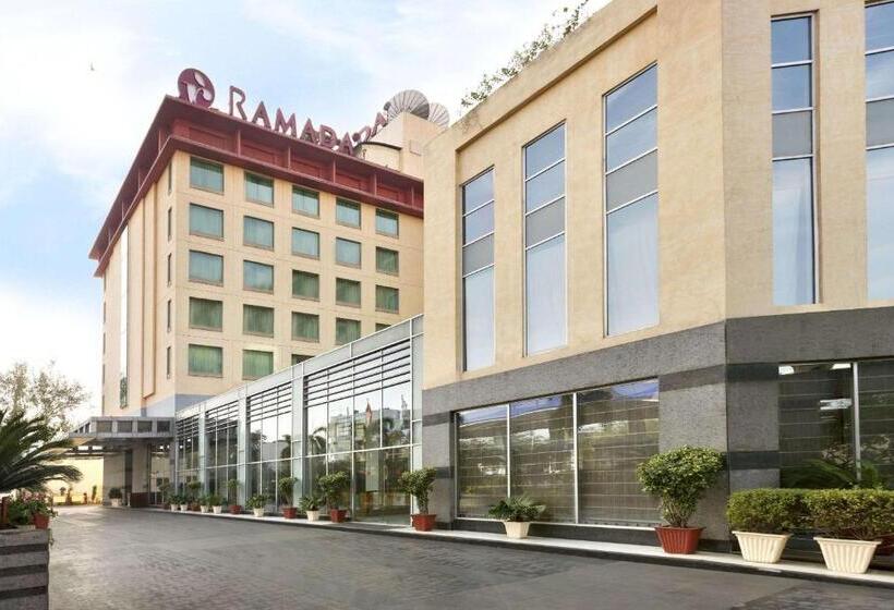 호텔 Ramada By Wyndham Jaipur