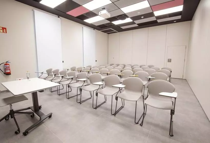 酒店 Villa Alojamiento Y Congresos   Villa Universitaria