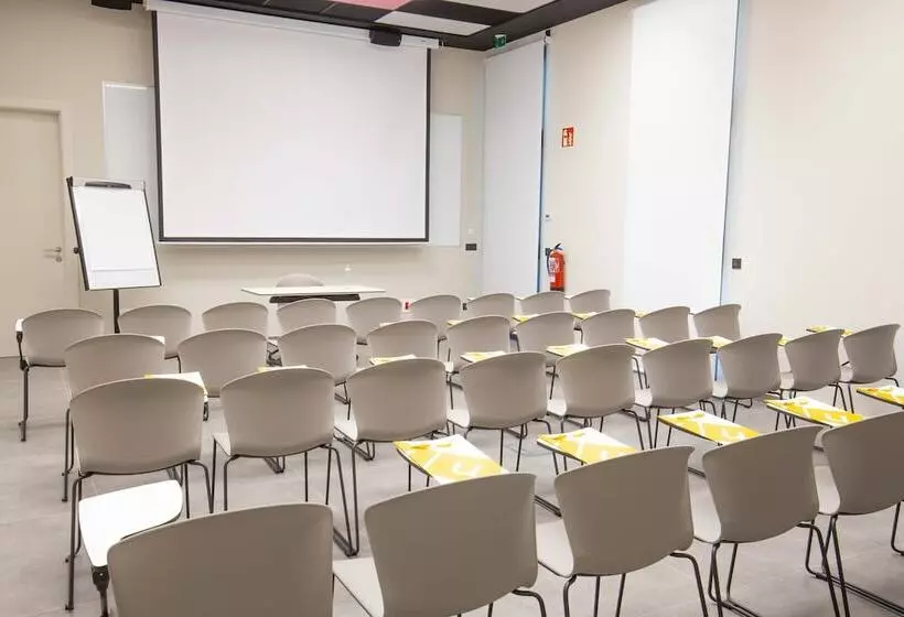 酒店 Villa Alojamiento Y Congresos   Villa Universitaria