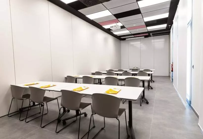 酒店 Villa Alojamiento Y Congresos   Villa Universitaria