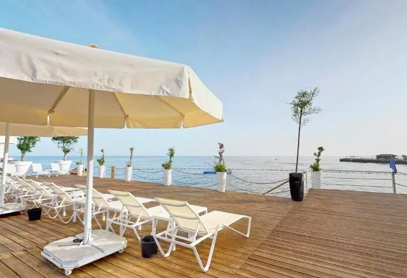 Rocks Hotel & Casino