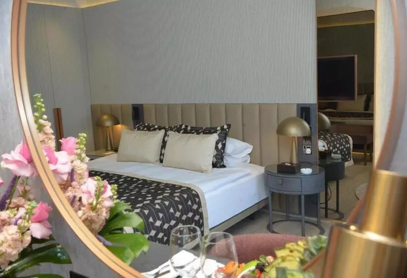 Rocks Hotel & Casino