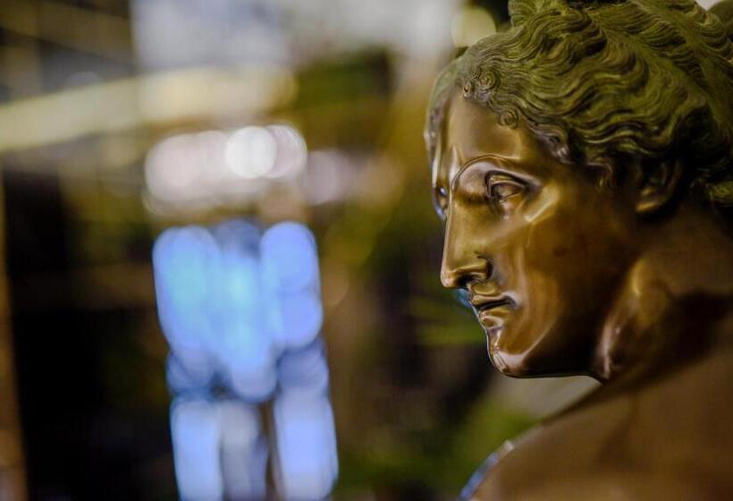 Rocks Hotel & Casino