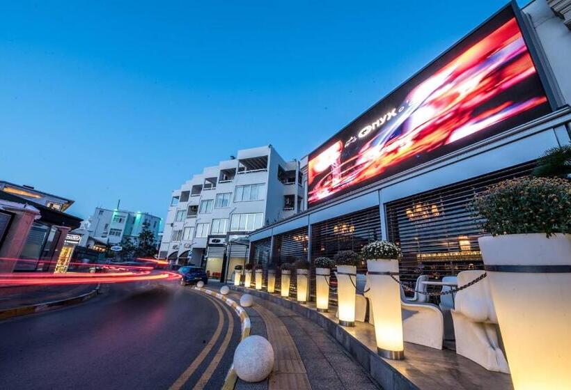 Rocks Hotel & Casino