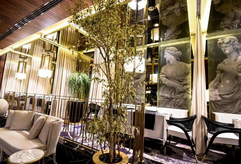 Rocks Hotel & Casino