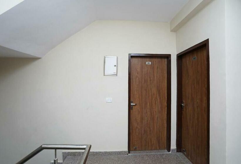 בית מלון כפרי Oyo 38577 4 Fingures Inn