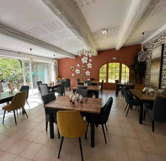 Hotelli Logis Hôtel Restaurant Le Pradinas