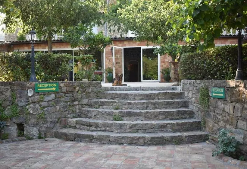 Hotelli Logis Hôtel Restaurant Le Pradinas