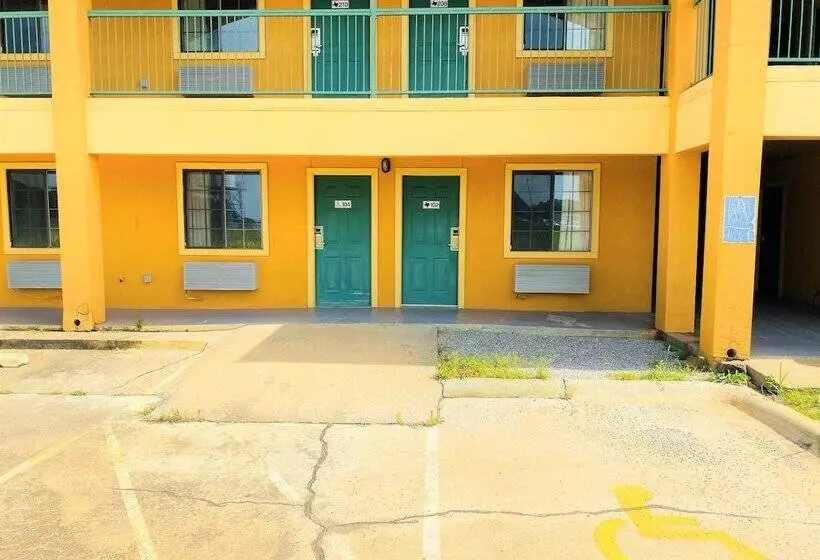 Hotelli Pine Point Inn & Suites