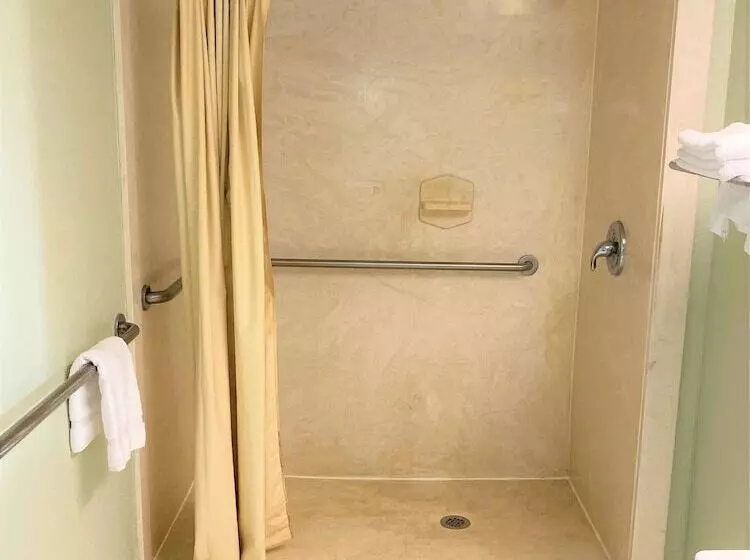 Hotelli Pine Point Inn & Suites