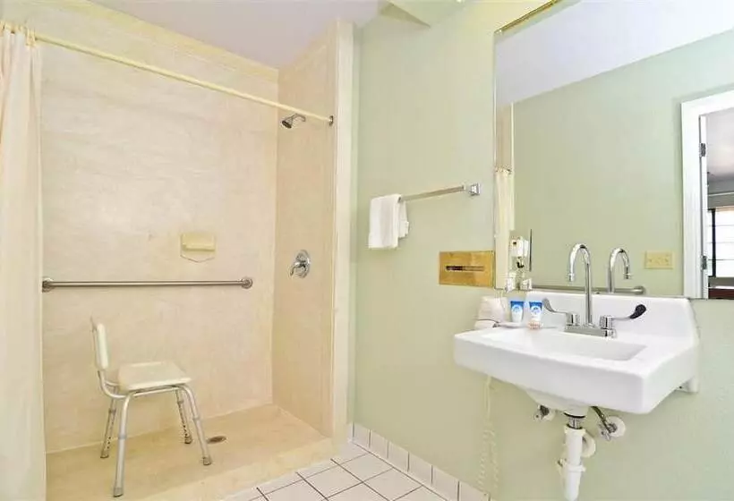 Hotelli Pine Point Inn & Suites