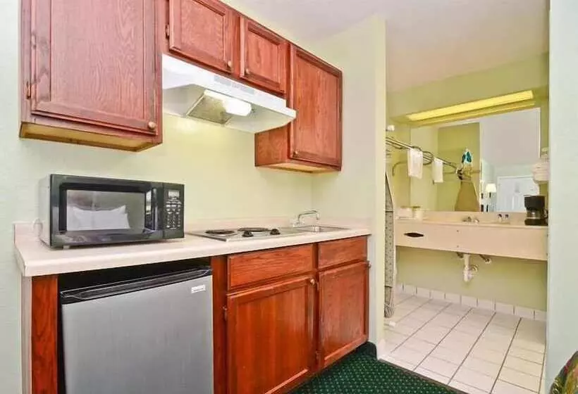 Hotelli Pine Point Inn & Suites