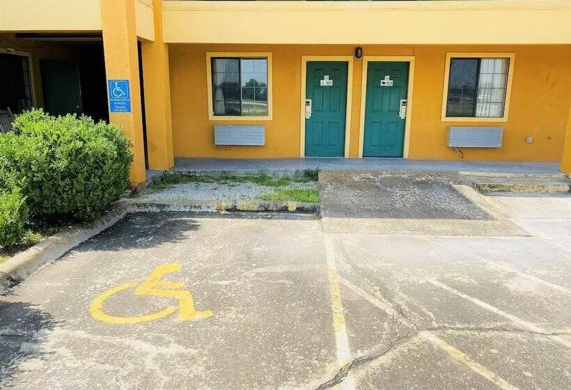 Hotelli Pine Point Inn & Suites